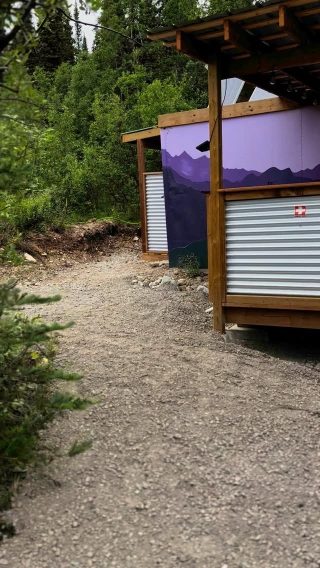 Who's ready for a warm embrace after a day of exploring? Hot showers are now at Alpine Escape for glamping! Book your stay!